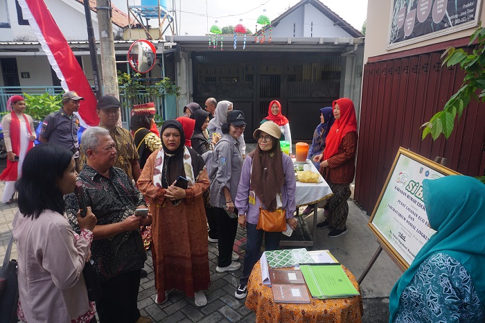 MEMBANGGAKAN: Kepala Kelurahan Kaliwungu Ade Yudha Kusuma (baju batik bertopi) bersama para kader lingkungan saat mendampingi tim verifikator kampung proklim dari tim KLHK RI, Sabtu (5/7) pagi.