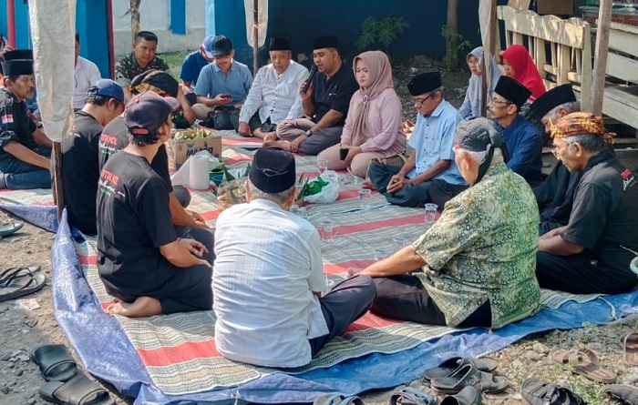 PEDULI SEJARAH: Kepala Desa Losari, Sutrisno menghadiri peletakan batu pertama pembangunan tugu Sekolah Desa, tempat Presiden pertama RI Ir. Soekarno pernah mengenyam pendidikan dasar, Jumat (25/7).