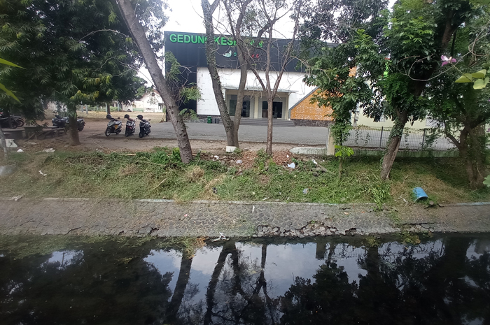 BELUM PUNYA AKSES: Pemkab Jombang bakal membangun jembatan sebagai akses keluar dan masuk ke Gedung Kesenian Jombang (24/7).