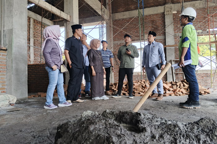 PANTAU: Komisi C melihat progres pembangunan di Puskesmas Keboan, Kecamatan Ngusikan Kamis (24/7)