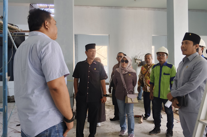 BAHAYA: Para pekerja Puskesmas Keboan, Kecamatan Ngusikan tidak menggunakan alat keselatan kerja saat disidak DPRD Jombang, Kamis (24/7)