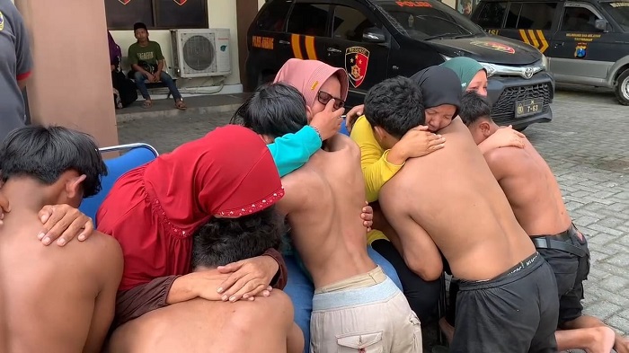 Anggota Gangster Batandos Mewek Saat Dipertemukan dengan Orang Tuanya, Minggu (27/7)