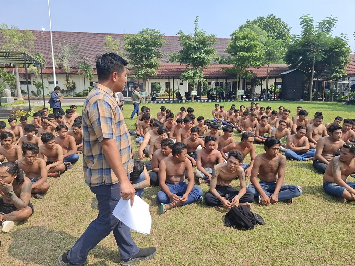 Sebanyak 183 remaja anggota gangster Bajingan Tanpa Dosa alias Batandos diringkus petugas dari Polres Jombang.