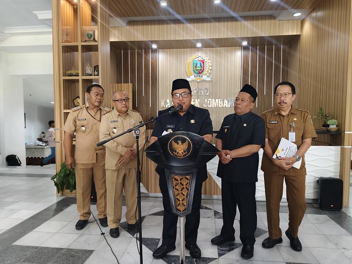 BERI PENJELASAN: Bupati Jombang Warsubi saat memberikan keterangan usai memimpin Paripurna di DPRD Jombang pekan lalu.