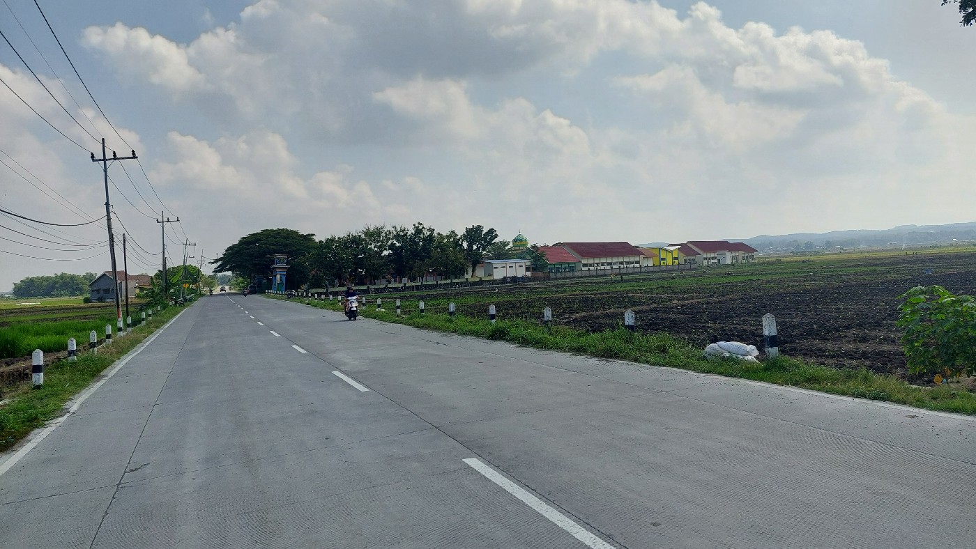 TANPA PJU: Jalan kabupaten ruas Kabuh-Tapen di Kecamatan Kabuh belum dilengkapi penerangan jalan umum, ((30/5).
