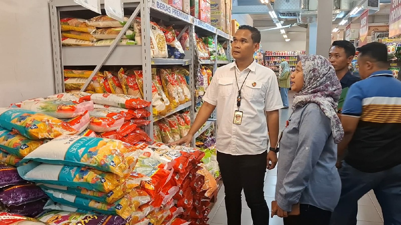 TELITI: Unit Tindak Pidana Tertentu (Tipidter) Satreskrim Polres Jombang menyisir keberadaan beras premium oplosan di toko modern di Jalan KH Wahid Hasyim, Jumat (25/7) sore.