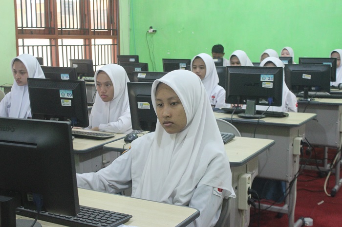 ANTUSIAS: Kegiatan siswa SMAN Jogoroto saat mengikuti kegiatan di lab komputer.