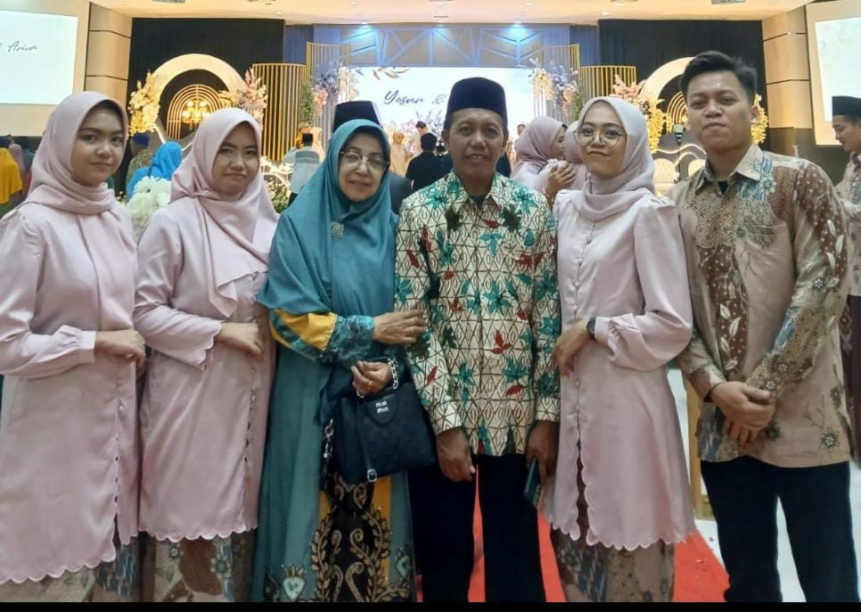 Dra Ida Inayahwati MPdI bersama suami dan keempat anaknya