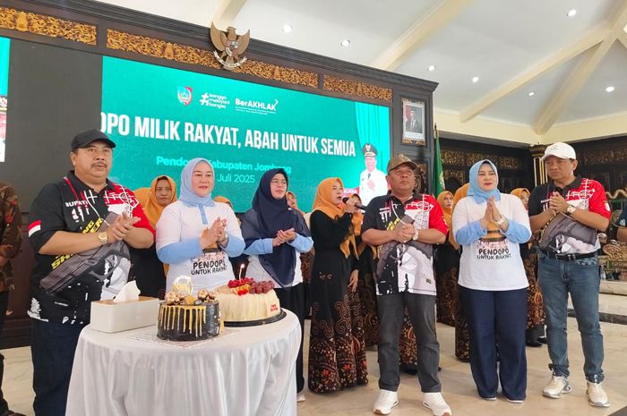 BERTAMBAH USIA: Bupati Jombang Warsubi mendapat kejutan saat acara Pendopo Milik Rakyat, Abah untuk Semua, di Pendopo Kabupaten Jombang, Sabtu (26/7).