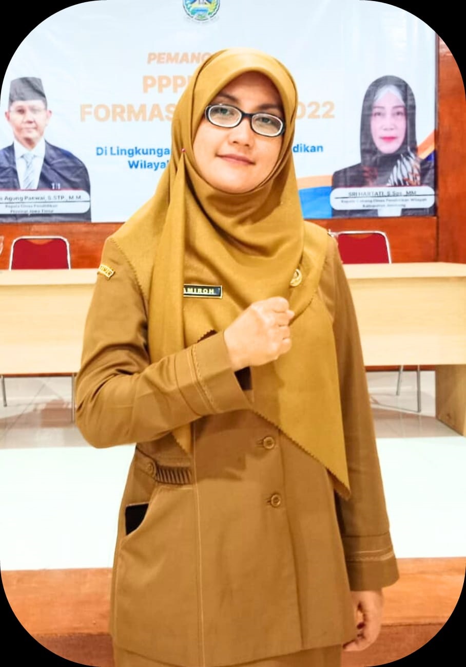 MEMBANGGAKAN: Kepala SMKN 2 Jombang, Amiroh, yang karyanya masuk 50 finalis terbaik EJIES 2025.