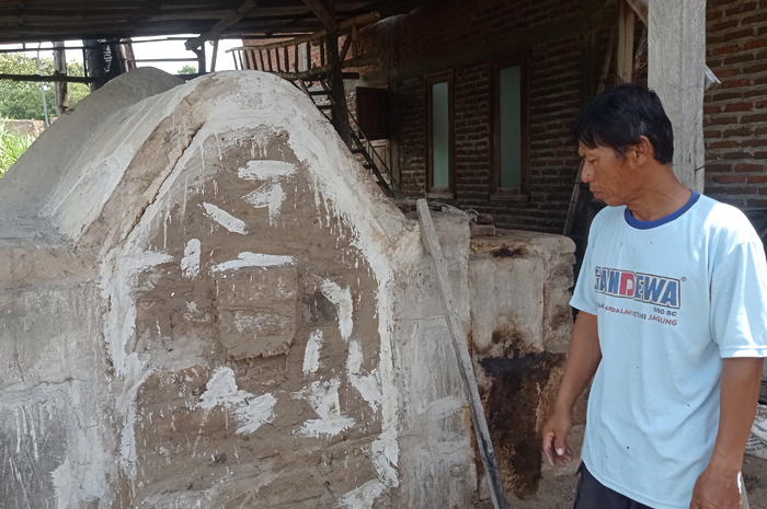 TRADISIONAL: Perajin arang Dusun/Desa Cupak, Kecamatan Ngusikan memproduksi arang menggunakan jubong atau tungku pembakaran kayu.