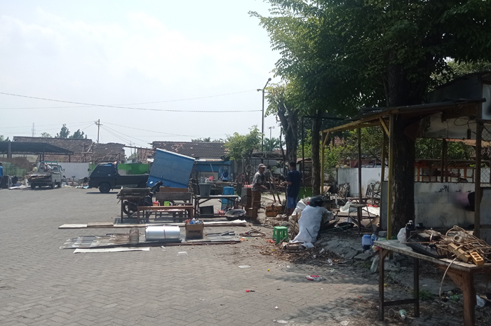 RENCANA DIBANGUN PASAR BUAH: Deretan lapak berdiri di dalam Sub Terminal dibongkar secara mandiri oleh pedagang.