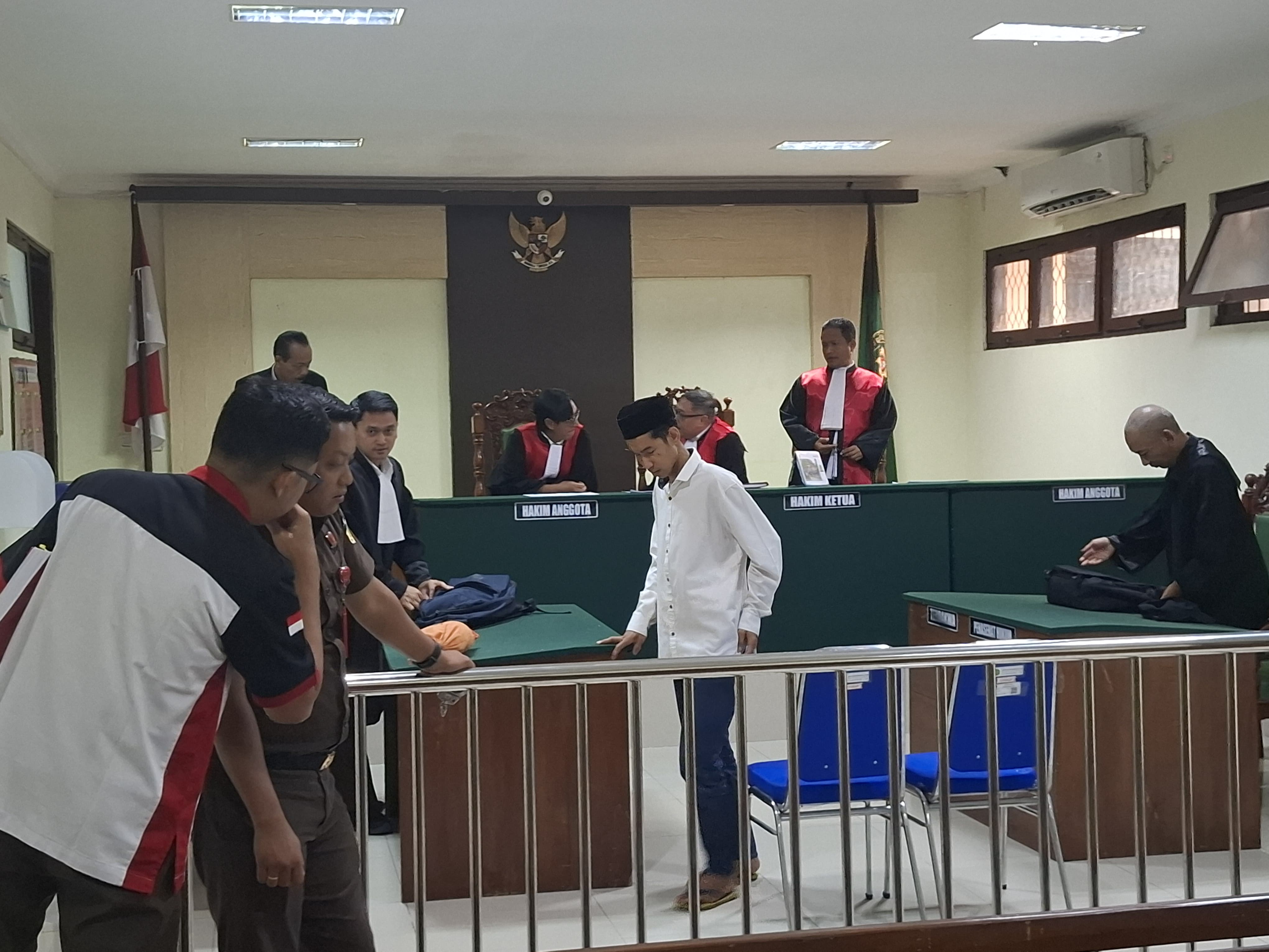 Febri Wahyudi, terdakwa pembunuhan karyawan Indomaret usai mengikuti sidang