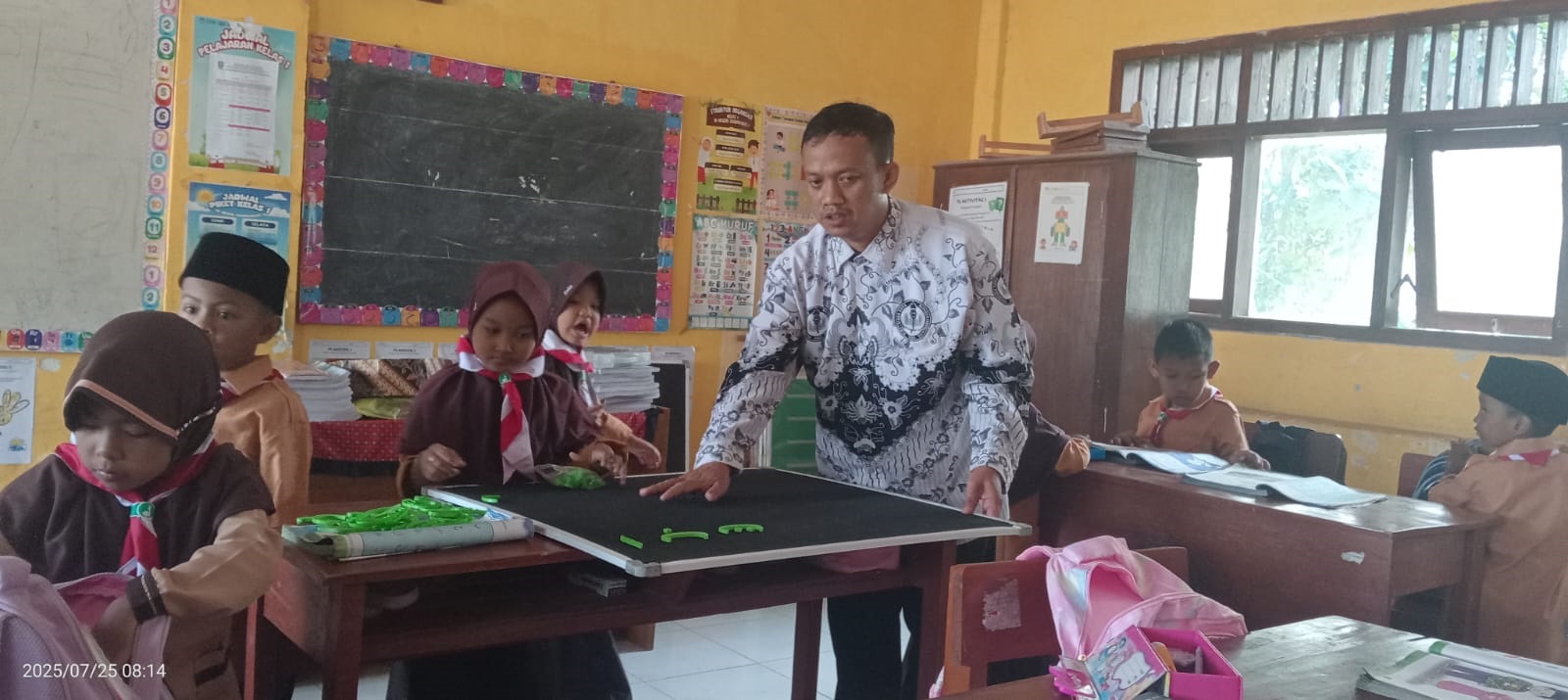 TERAMPIL: Romadhon Rosidi, guru PAI SDN Sugihwaras 1 Kecamatan Ngoro saat mengajar di kelas, kemarin.