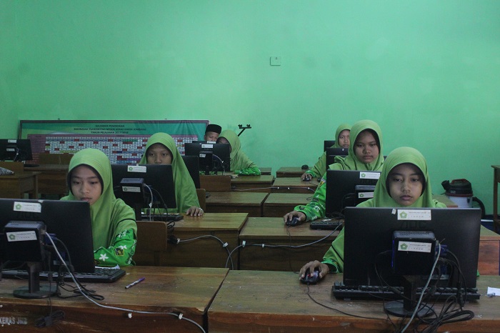Fokus: siswa MTsN 15 Jombang ketika mengikuti kegiatan di laboratorium komputer madrasah.