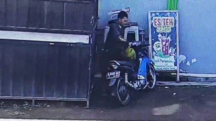 Sebuah rekaman CCTV yang menampilkan aksi pencurian di sebuah kios makanan di Dusun Mutersari, Desa Ngrimbi, Kecamatan Bareng pada Senin (28/7) pagi.