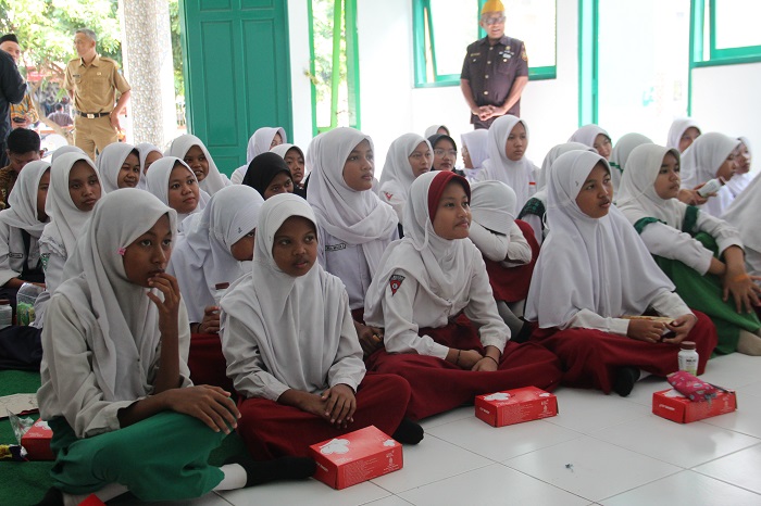 ANTUSIAS: Siswa Sekolah Rakyat  mengikuti kegiatan matrikulasi dari LVRI Jombang, Selasa (29/7).