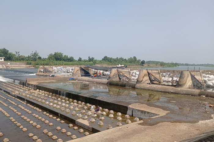 DIGANTI: Pekerja proyek mengerjakan penggantian material karet Bendung Karet Menturus di Kecamatan Kudu yang rusak.