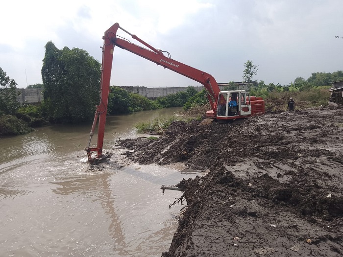 TOTALITAS: Dinas PUPR Jombang menggunakan alat berat melakukan normalisasi saluran buang atau Afvour Watudakon di Kecamatan Kesamben.