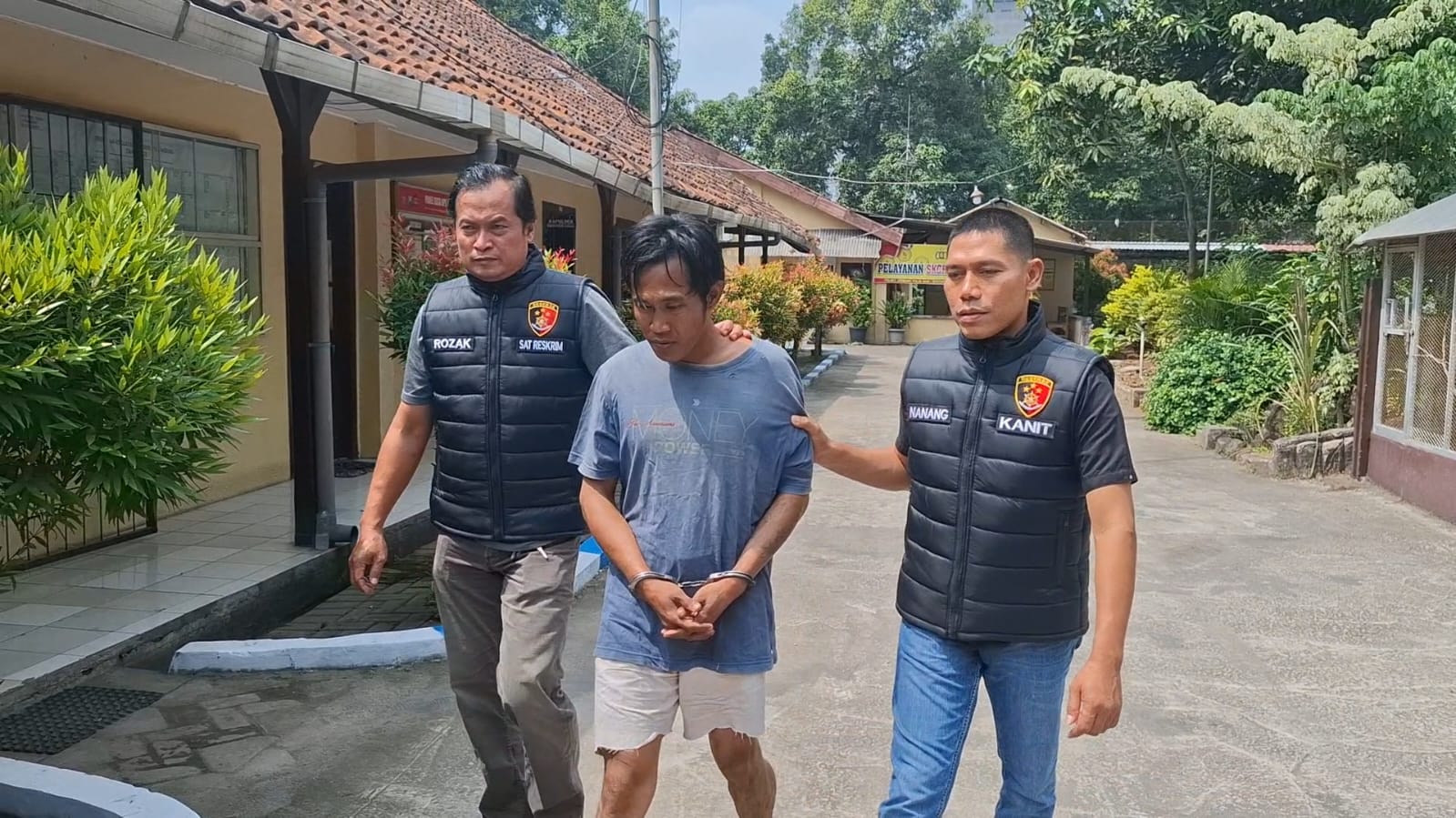 Achmad Yusuf Afandi, 32, pria asal Desa Seketi, Mojoagung, Jombang yang sempat viral ksrena tinggal di kolong jembatan Frontage Sidoarjo kini jadi tahanan.