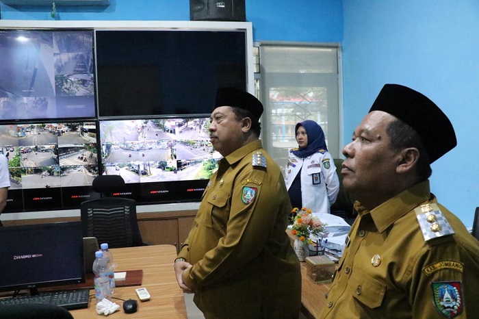 SIDAK: Bupati Warsubi dan Wabup Salman saat sidak ke kantor Dishub Jombang, Senin (28/7).