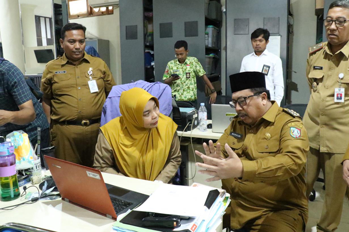 VERIFIKASI DATA: Bupati Jombang Warsubi saat melakukan pemantauan verifikasi data rumah tak layak huni di Dinas Perkim Jombang, Senin (28/7).