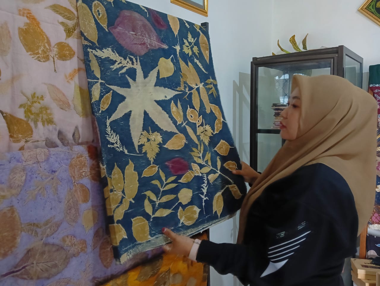 RAMAH LINGKUNGAN: Fitria Ainul Latifa 29, warga Dusun Babatan, Desa Sumberjo, Kecamatan Wonosalam, menunjukkan hasil karyanya kemarin (23/7).