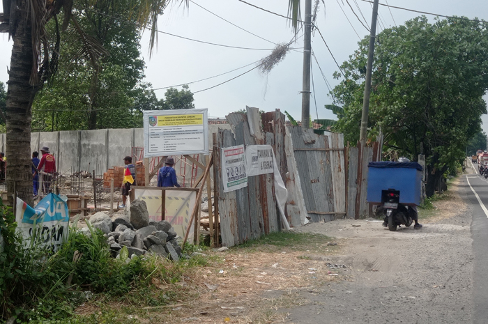 DIKEBUT: Proyek pembangunan tugu Jombang di Desa Gondangmanis, Kecamatan Bandarkedungmulyo.