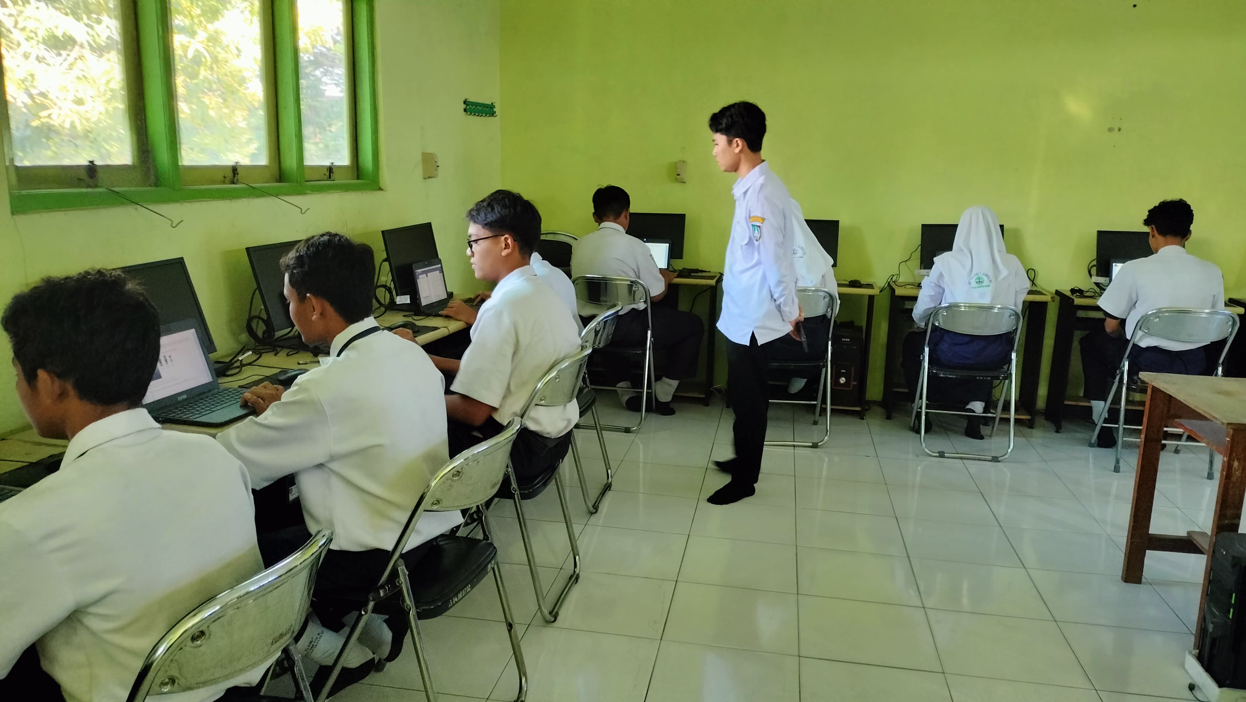 SERIUS: Siswa SMPN 3 Jombang saat mengikuti pembelajaran di lab komputer.
