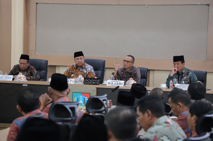 DUKUNG TRANSPARANSI: Bupati Jombang Warsubi bersama Wabup Salman, Kepala Kejaksaan Negeri Jombang Nul Albar dan Sekdakab Agus Purnomo saat menyosialisasikan aplikasi Jaga Desa, di Ruang Swagata Pendop
