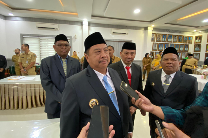 BERI PENJELASAN: Bupati Jombang Warsubi didampingi Anwar Kepala Kesbangpol saat memberikan penjelasan kepada wartawan, Selasa (29/7).