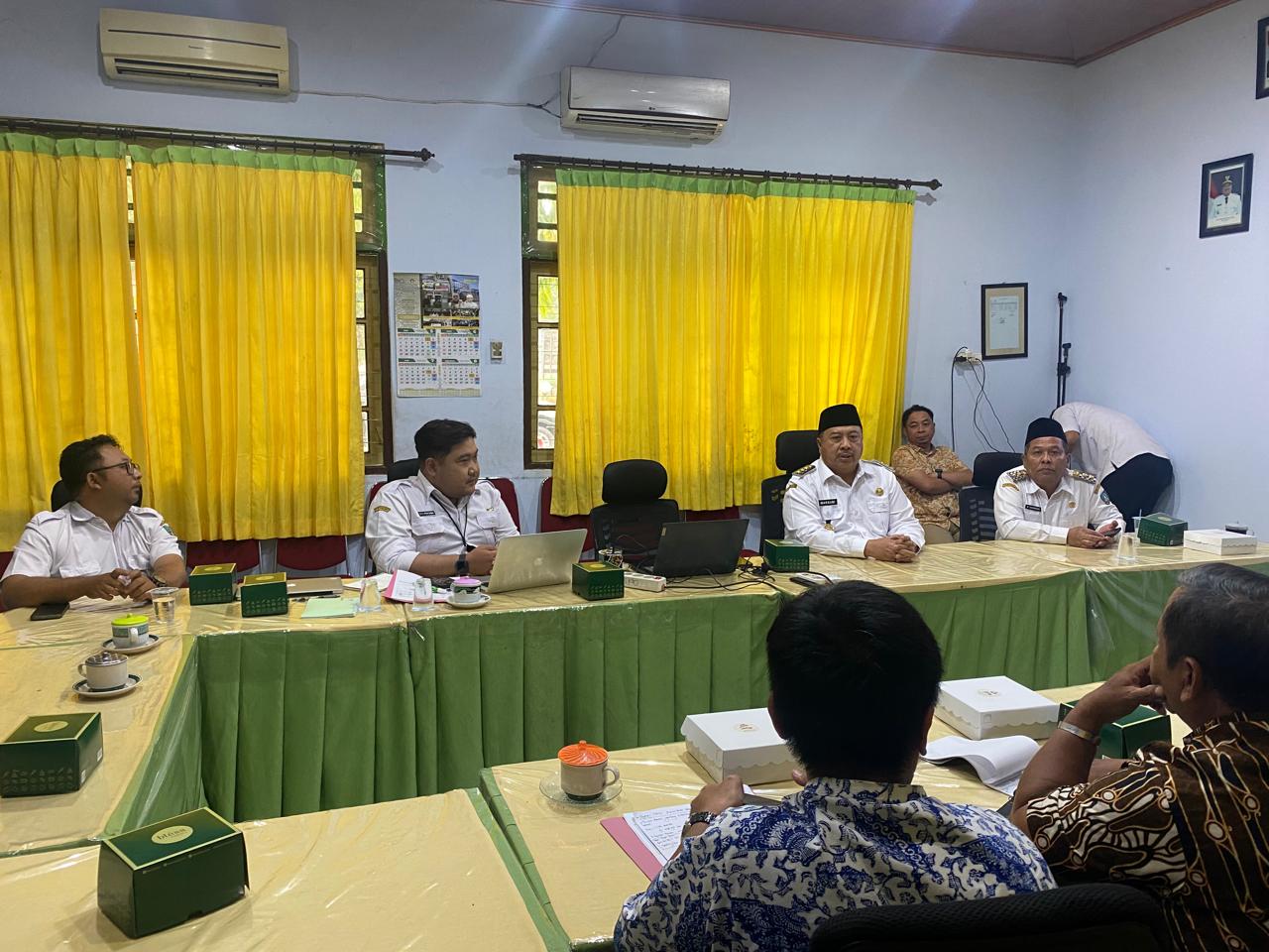 SERIUS: Bupati Warsubi dan Wabup Salman menghadiri rapat pembahasan program bongkar ratoon di ruang rapat Dinas Pertanian Kabupaten Jombang, Rabu (30/7).