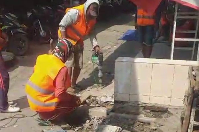 DIBONGKAR: Tempat parkir Pasar Ploso sebalah utara mulai dibongkar dan dipindah ke sisi selatan.