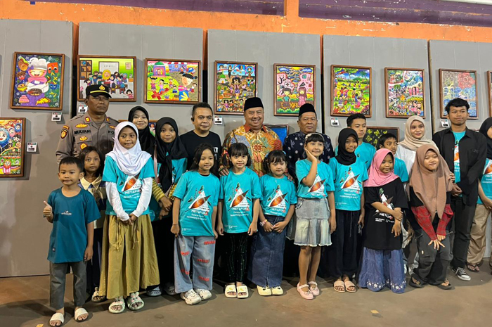 TELADAN: Wakil Ketua DPRD Jombang, HM Syarif Hidayatullah ST MMT (Gus Sentot), saat menghadiri pembukaan pameran lukisan di GOR Merdeka Jombang, Rabu (30/7).