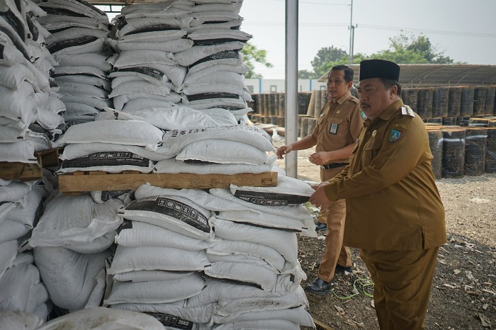 PANTAU KUALITAS: Bupati Jombang memantau kualitas proyek infrastruktur di Dinas PUPR Jombang, Selasa (29/7) lalu.