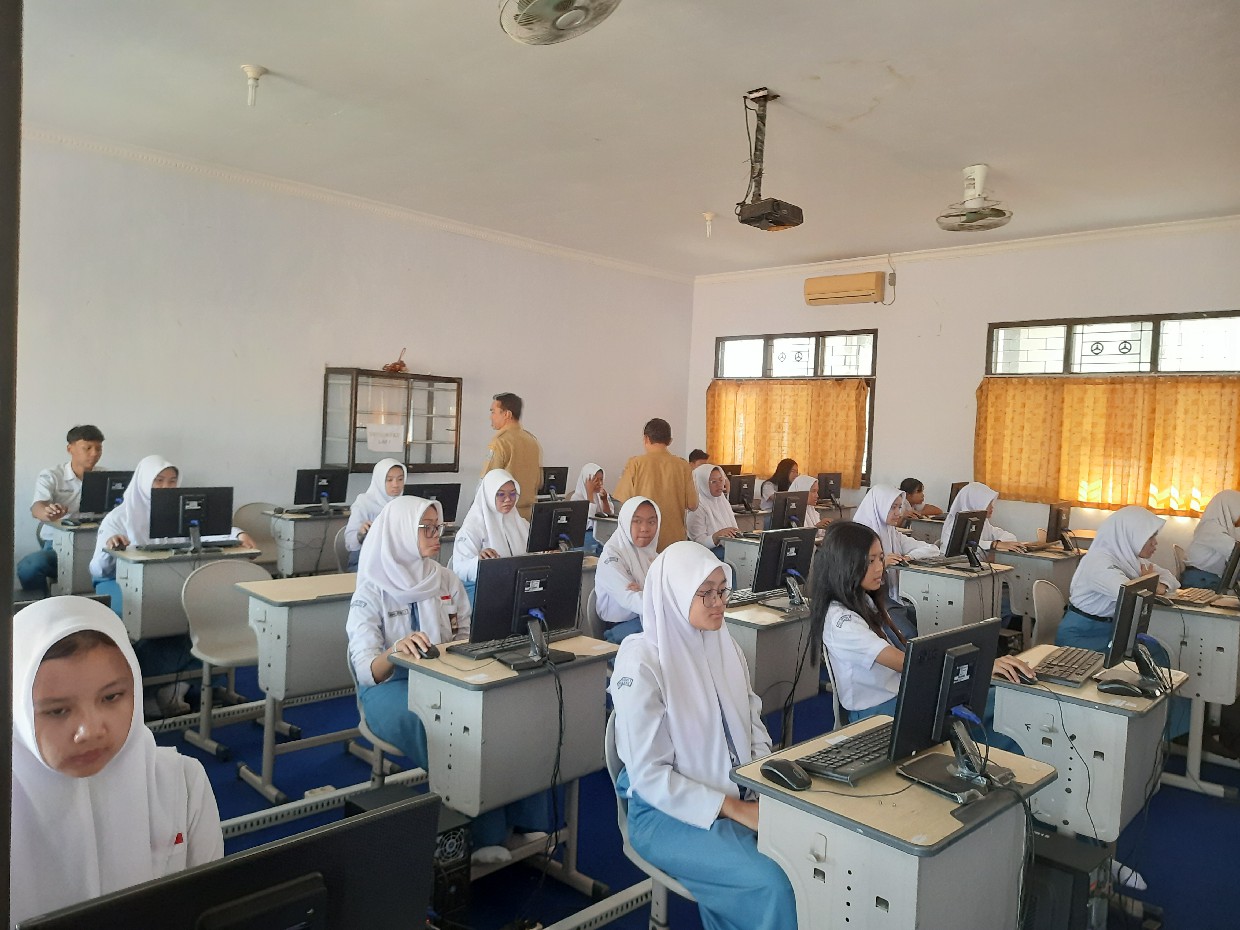 TERTIB: Siswa SMAN 2 Jombang saat belajar di laboratorium komputer.