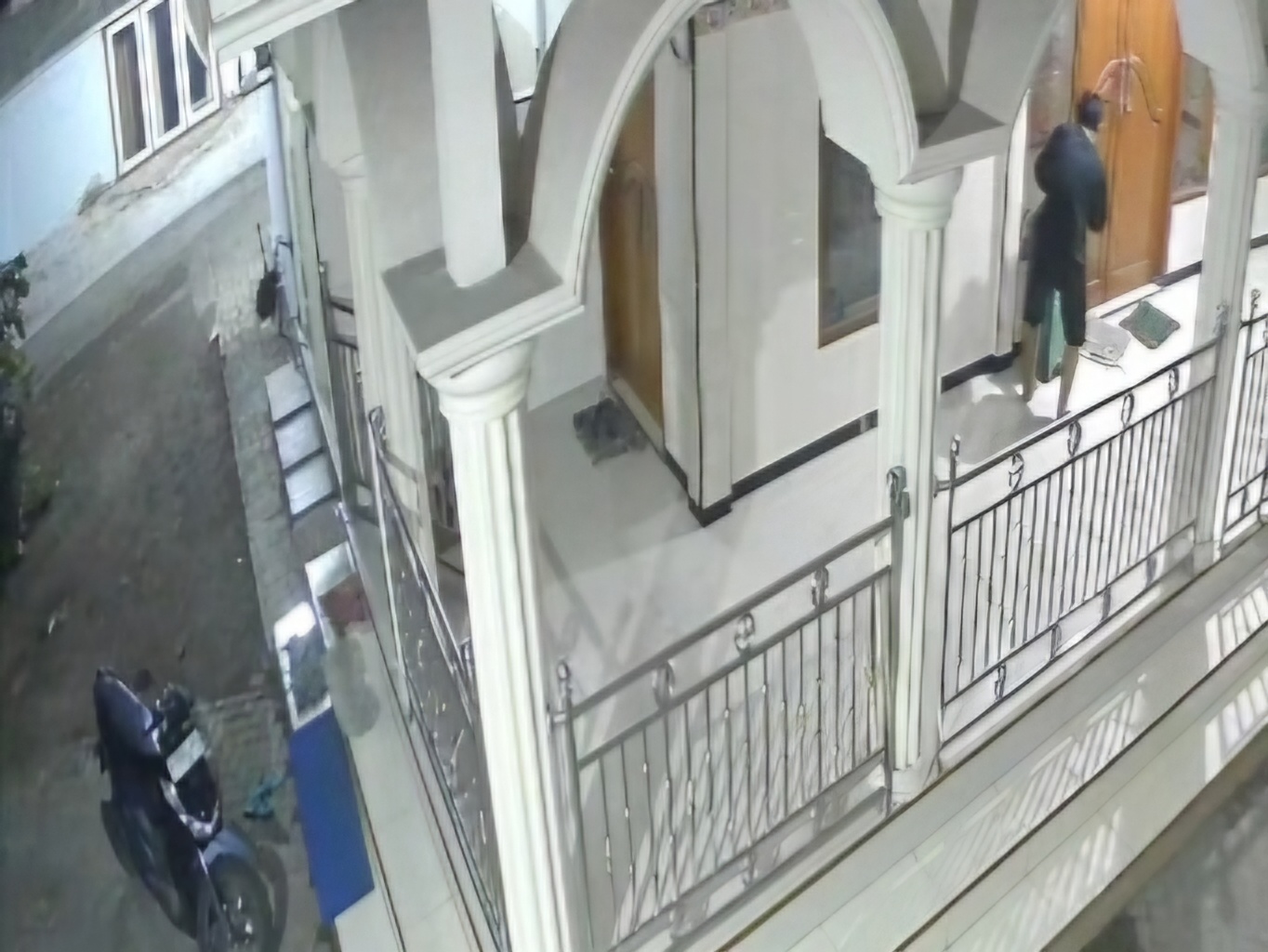 Aksi seorang pria membobol kotak amal di parimono Jombang yang terekam CCTV