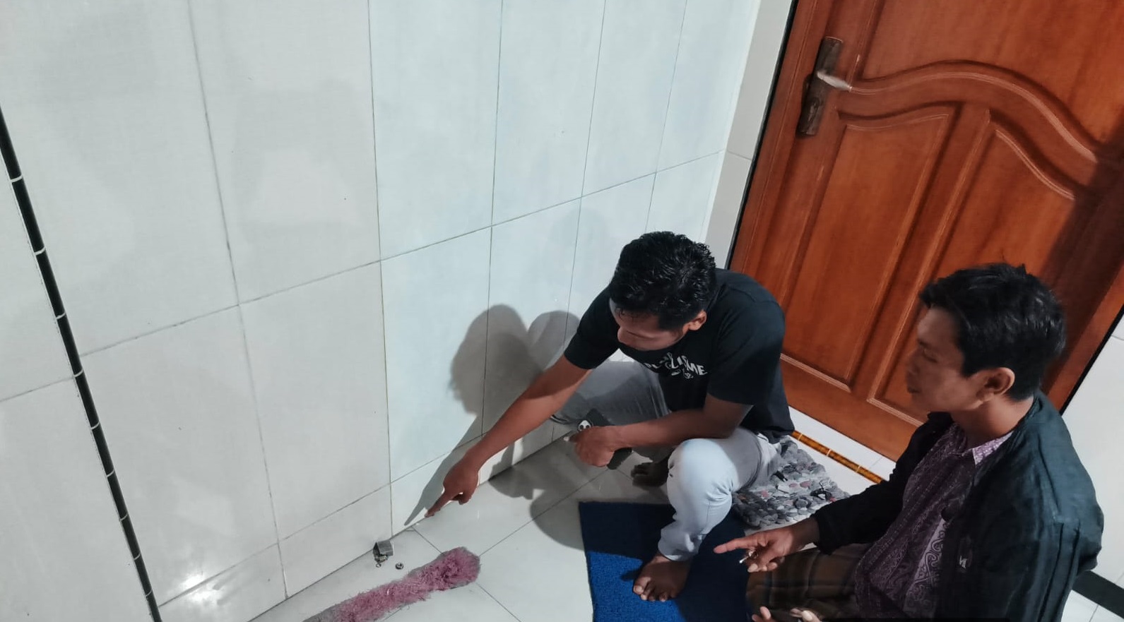 Petugas kepolisian saat melakukan olah kejadian perkara pembobolan kotak amal musala di Jombang