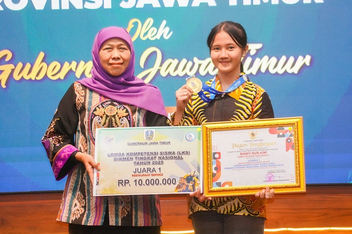 - Gubernur Jawa Timur Khofifah Indar Parawansa memberikan tambahan bonus kepada para peserta dan guru pembimbing Lomba Kompetensi Siswa (LKS) Nasional Pendidikan Menengah (Dikmen) XXXIII tahun 2025.