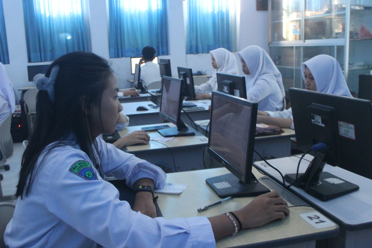 HENING: Siswa SMAN 3 Jombang fokus mengerjakan soal literasi, Senin (4/8).