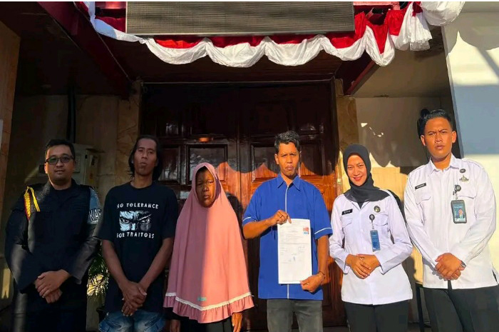 SENANG: Dua narapidana bebas usai mendapatkan amnesti dari Presiden RI, Sabtu (2/8).