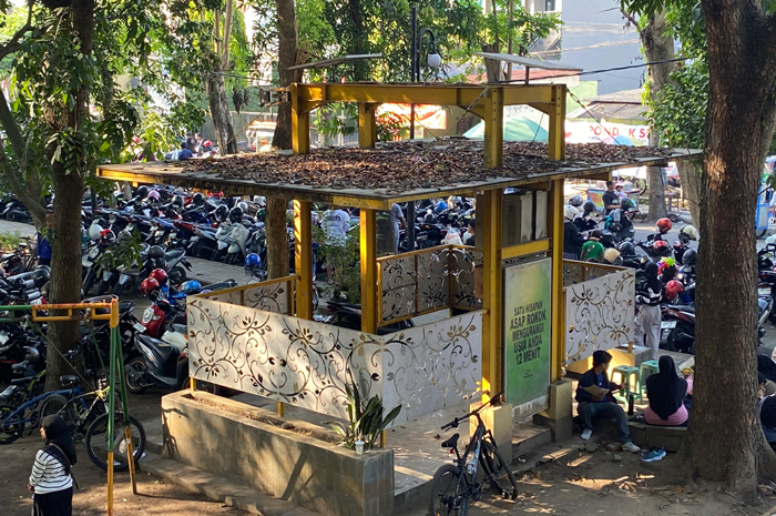 RUSAK: Kondisi ayunan dan smoke shelter di RTH Kebon Rojo rusak, Minggu (3/8).