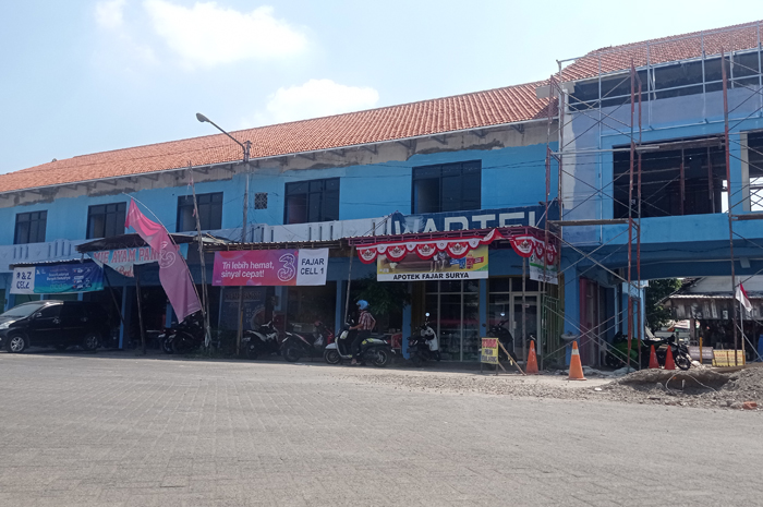 DIKEBUT: Ruko Pasar Mojotrisno di Kecamatan Mojoagung yang direhab sudah terpasang atap.