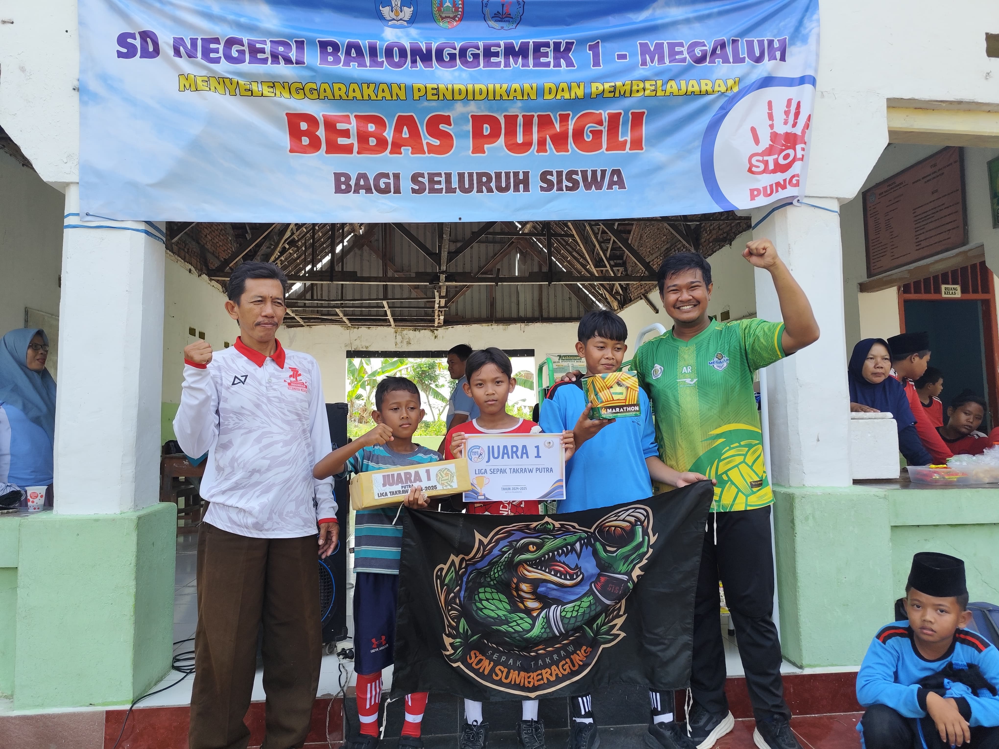 BERPRESTASI: Penyerahan hadiah kepada juara 1 dari SDN Sumberagung Kecamatan Megaluh.