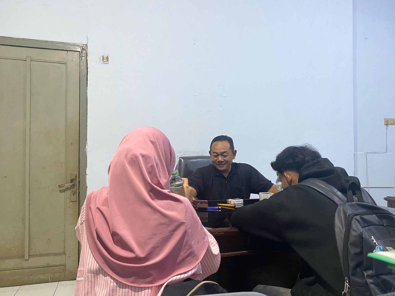 Dua Santri pondok yang berbuat mesum di kamar mandi kafe di Jombang saat diamankan di Kantor Satpol PP Jombang