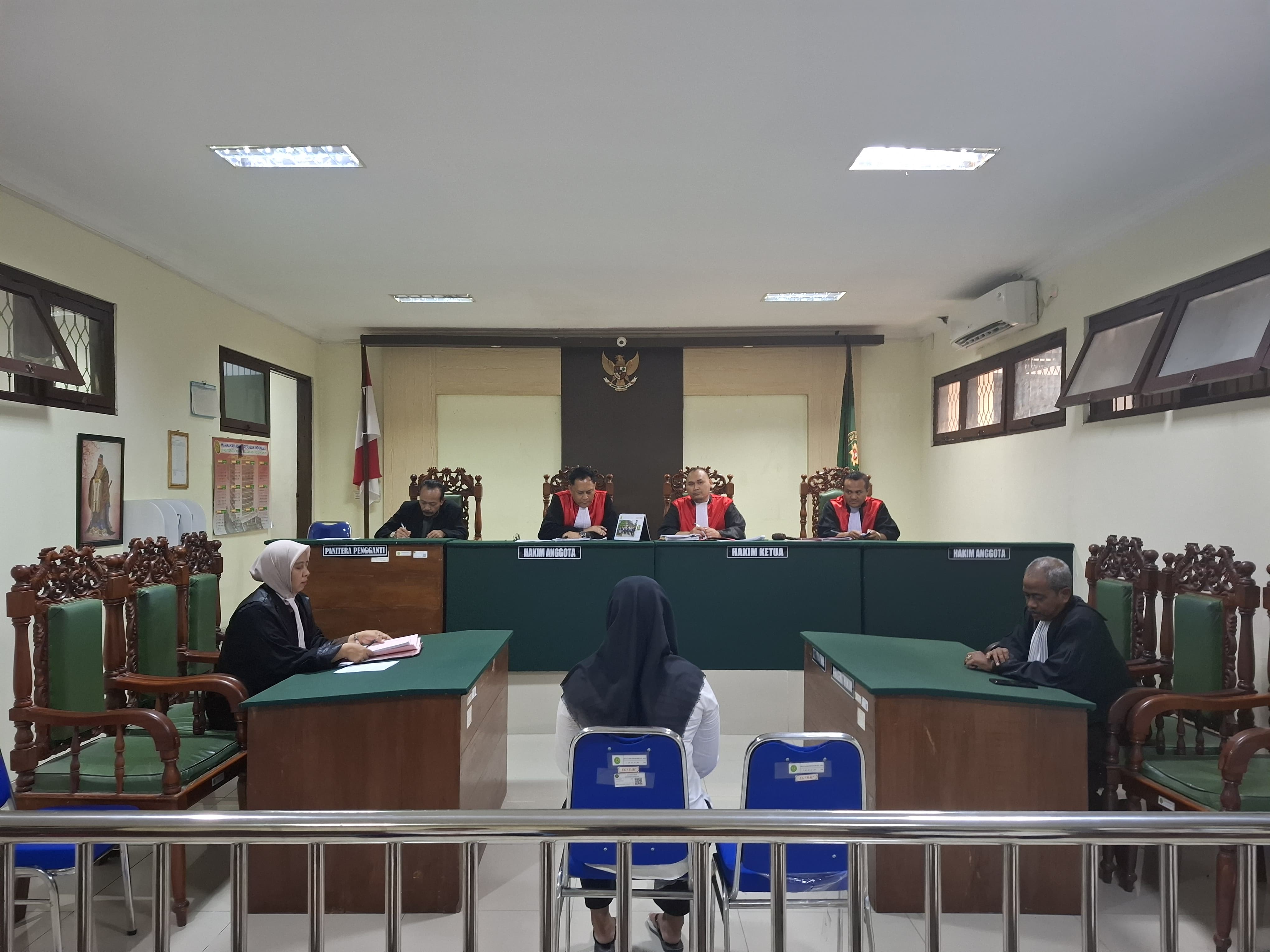 MA, 19, seorang ibu yang membunuh bayi yang baru dilahirkannya di kamar kos Desa Kepuhkembeng, Peterongan Jombang menjalani sidang putusan Selasa (5/8).