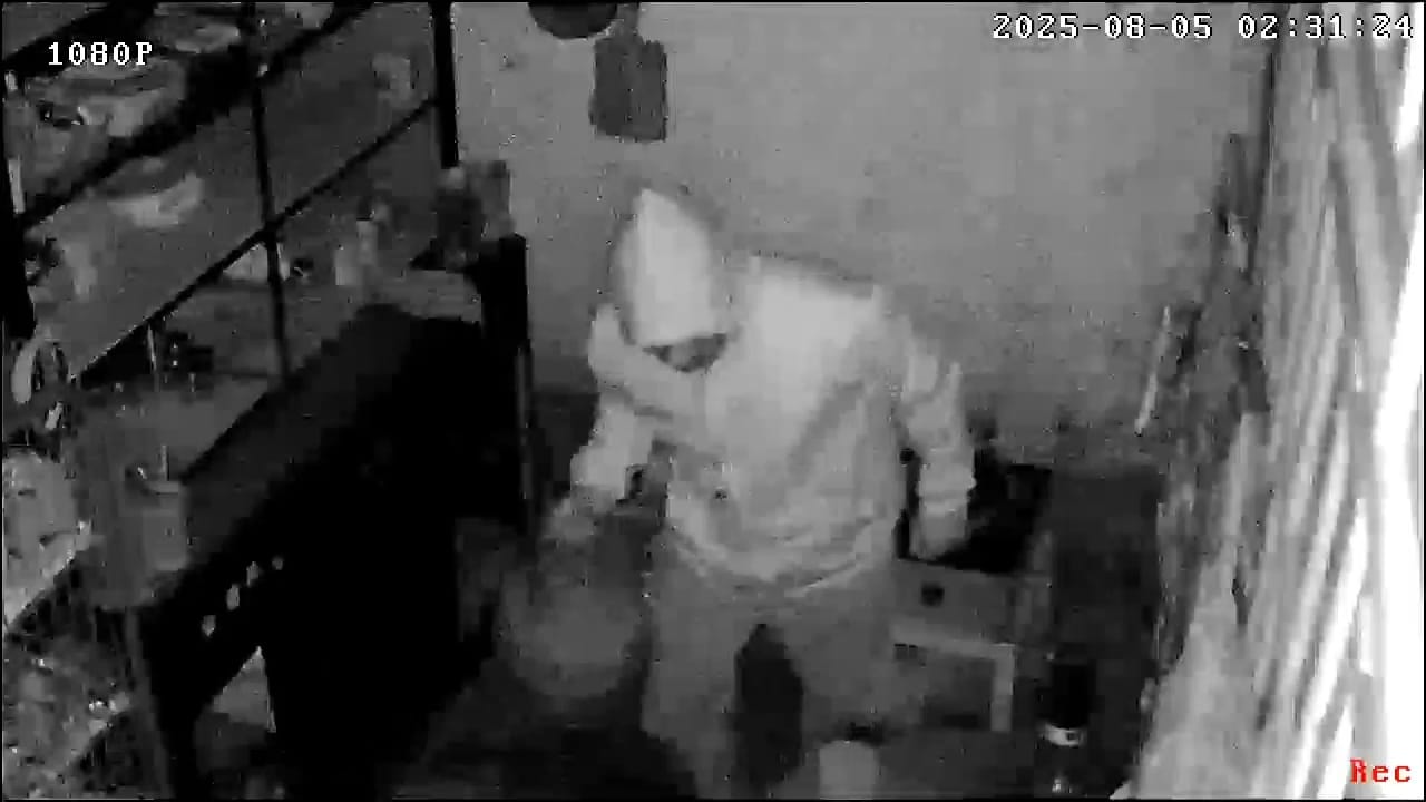 Aksi pencurian tabung elpiji di warkop Desa Kayangan Jombang yang terekam kamera CCTV
