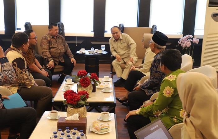 DUKUNG PROGRAM NASIONAL: Bupati Warsubi didampingi Plt Kadinkop dan UM, Gatut Wijaya, dan Kepala DPMD Jombang, Solahudin Hadi Sucipto, saat menerima arahan Menteri Koperasi Budi Arie Setiadi, Selasa (