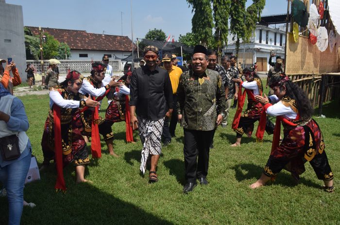 APRESIASI: Kepala Desa Miagan, Antok Budi Subagyo mendampingi Wabup saat menghadiri Miagan Umbrella Fest 2025, Minggu (3/8).