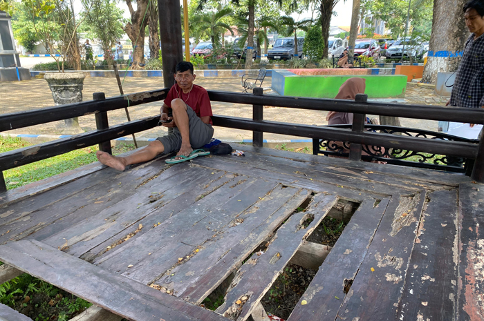 RUSAK BERAT: Kondisi gazebo di Dinas Kependudukan dan Pencatatan Sipil (Dispendukcapil) Jombang memprihatinkan, kemarin (4/8).
